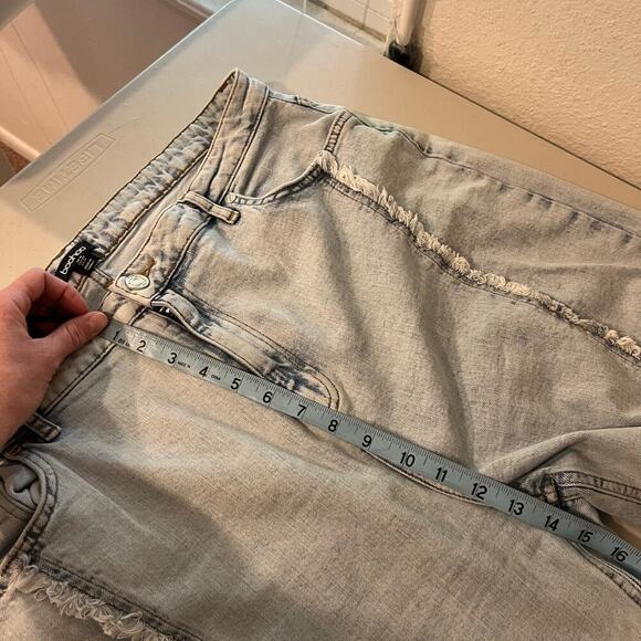 Boohoo Light Wash Denim Vertical Raw Hem Flared High Rise Jeans Size 14 - Picture 10 of 13